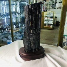Черный турмалин(Шерл) на деревянной подставке коллекц.образец 25см