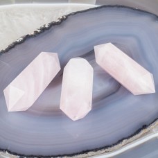 Кристалл двухконечный из Розового кварца (35-40 гр, Розовый кварц, Бразилия, Граненый, 60-65 мм, Розовый)
