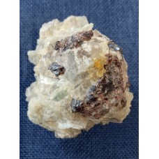 Гранат в кристалле кварца и кианита 6х5х4,5 см (Белое море) 108